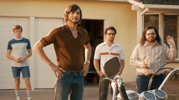 imagend e ashton Kutcher en su papel de steve jobs