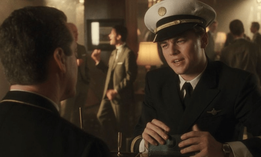 imagen de Leonardo Dicaprio en una de las escena de la pelicula vestido  de piloto