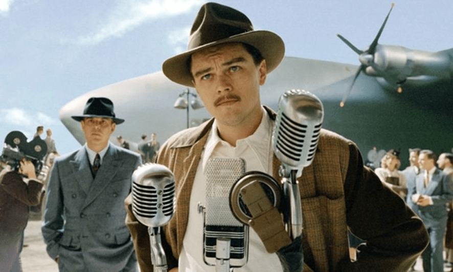 Leonardo Dicaprio delante del avion en una rueda de prensa