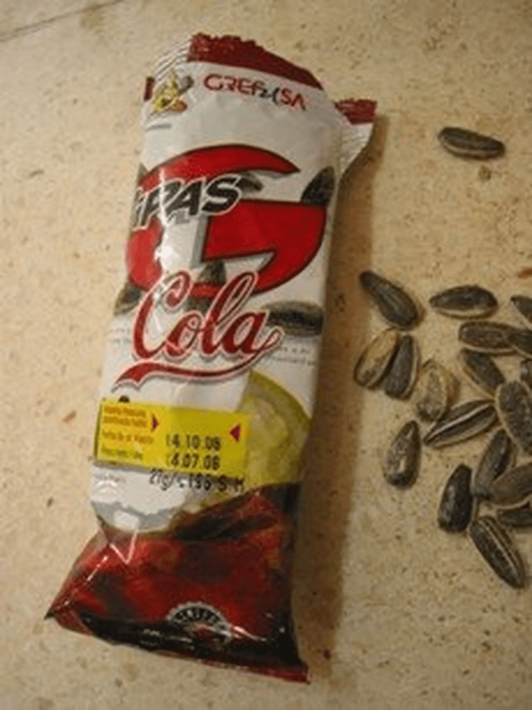 Paquete abierto de pipas gefrusa sabor cocacol. una "gefrusada"